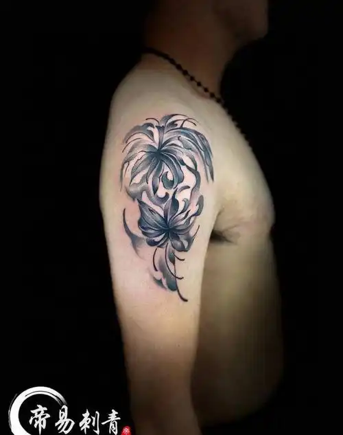 彼岸花纹身图片_肩部水墨纹身图案