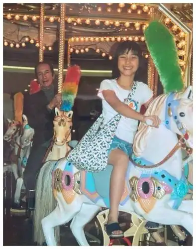 其中,令人不敢相信的是,何超莲是赌王中最漂亮的女儿,小时候