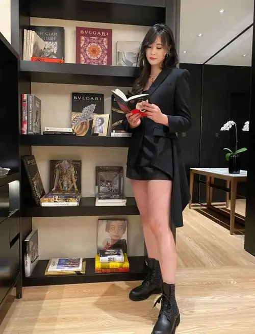 惠若琪最新美照,小西装超短裙,大长腿白嫩吸睛,美丽冻人!