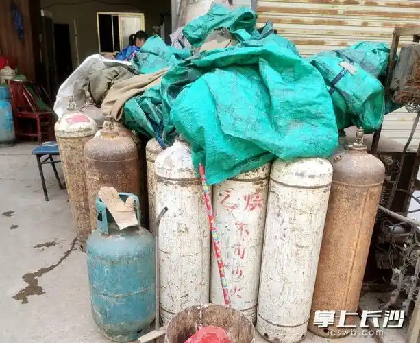 市场上混合堆放易燃易爆物品及各类回收的油罐和不明气罐.