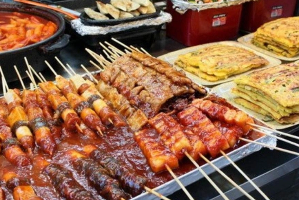 夫妻俩摆摊卖"天价"小吃,一出摊就遭到哄抢,邻摊都羡慕