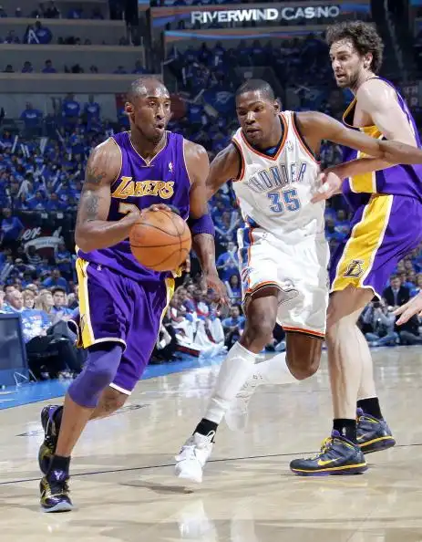 图文季后赛湖人vs雷霆科比挡拆过人