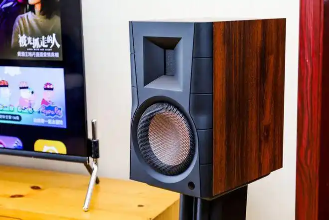 惠威d300定位介于d1090和m300mkii之间,售价为2380元,非常适合日常的