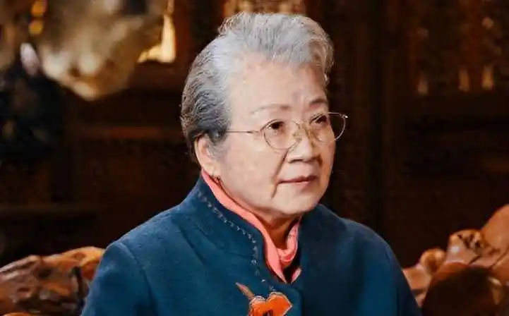 面对女子的愧疚,谭天谦却说道:"我们有对方就是一家人,生活永远不会