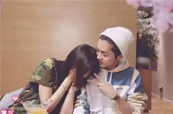 王一博跟关晓彤甜蜜旧照被扒,鹿晗的"油条"突然没那么香了_情侣_眼神