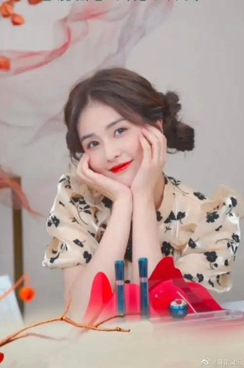 白鹿双丸子头造型##白鹿印花旗袍造型