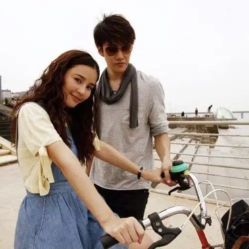 泰国荧幕情侣mike和aom,甜蜜合拍,颜值和衣品都在线!