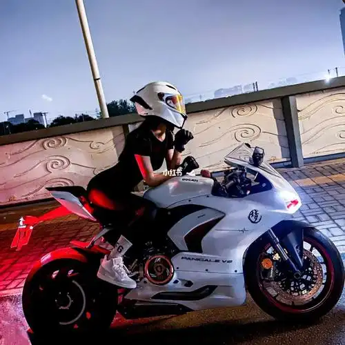 不知道这算不算情侣头像呢~#情头  #机车情侣  #机车摄影  #杜卡迪v2