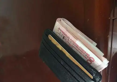 河边钓鱼捡到装满现金的钱包好心归还