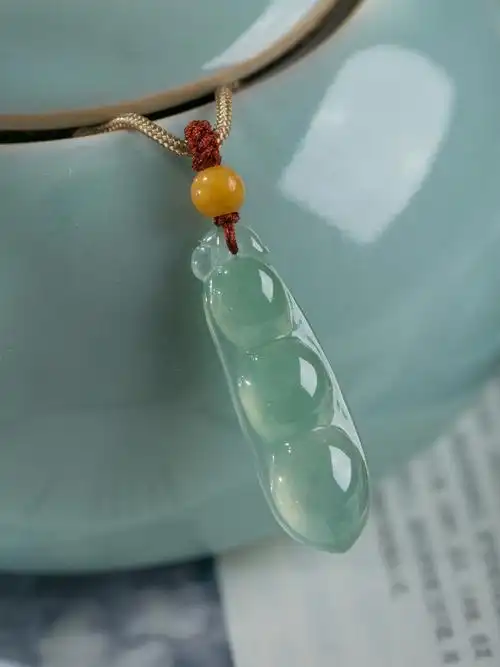 翡翠四季豆吊坠,也叫福豆,这枚非常水灵,整个都绿,是种水颜色兼具的