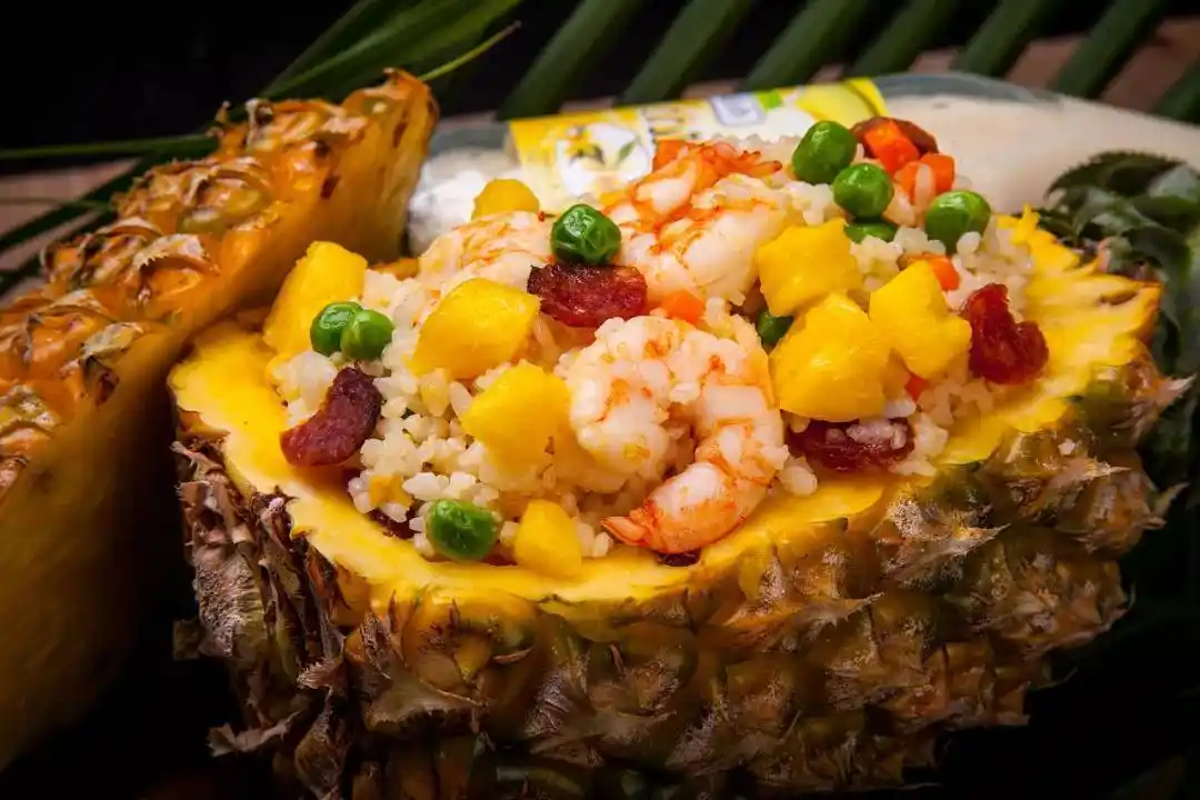 香辣可口 选用当地的芭蕉叶进行烹饪 营养价值很高 (网络配图) 菠萝饭