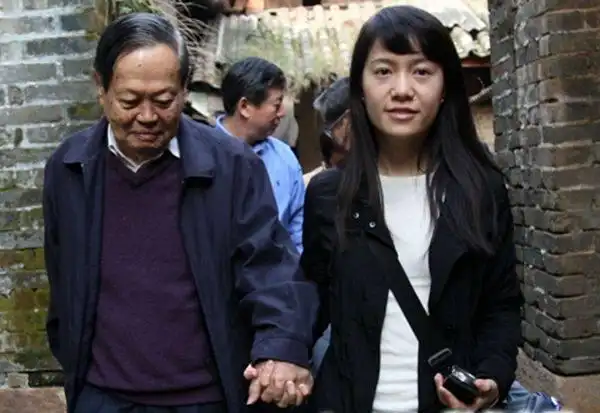 98岁杨振宇容光焕发,44岁妻子一脸老态,夫妻俩神似