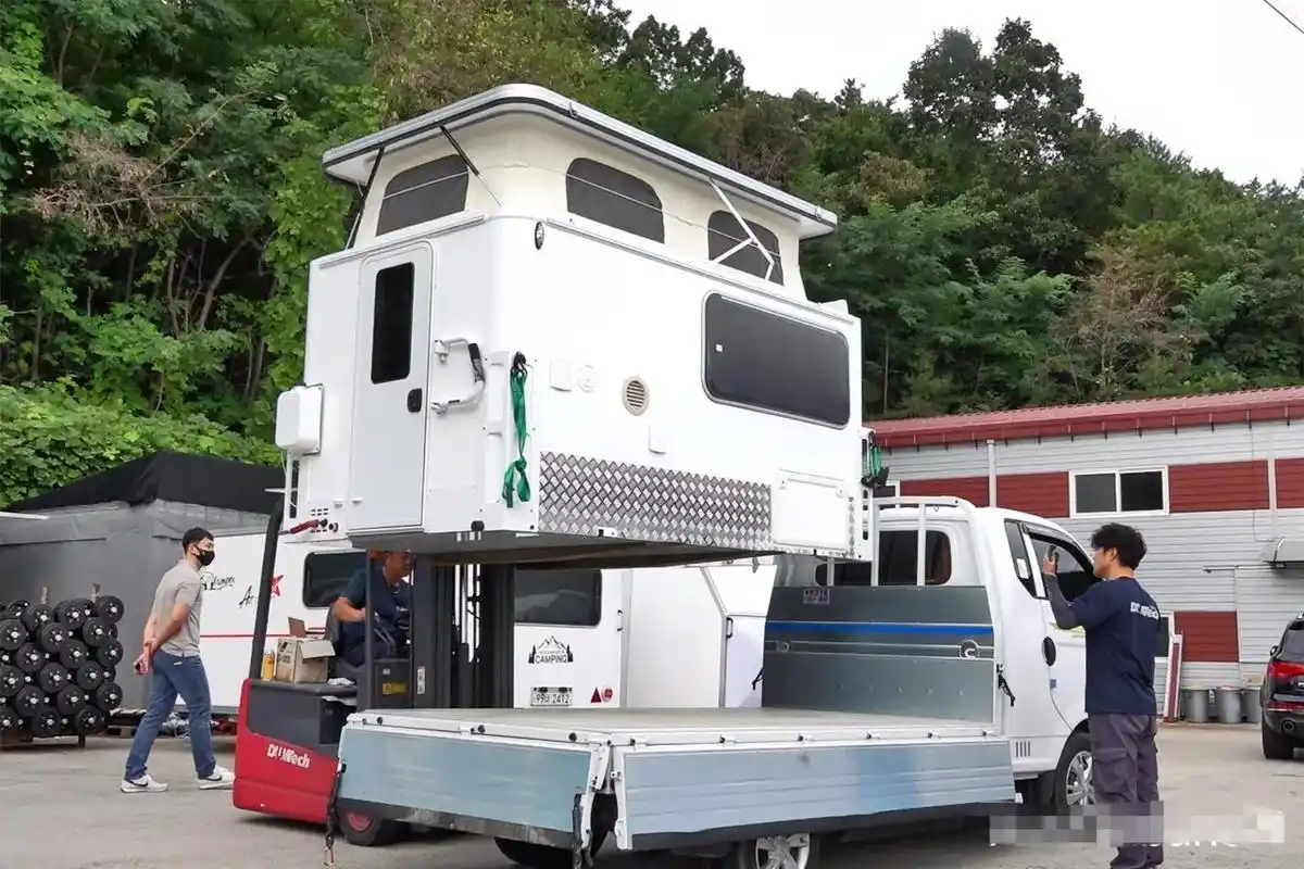 货车变房车最简单的方式,装上房箱就是自行式房车,卸下来就是营地房车