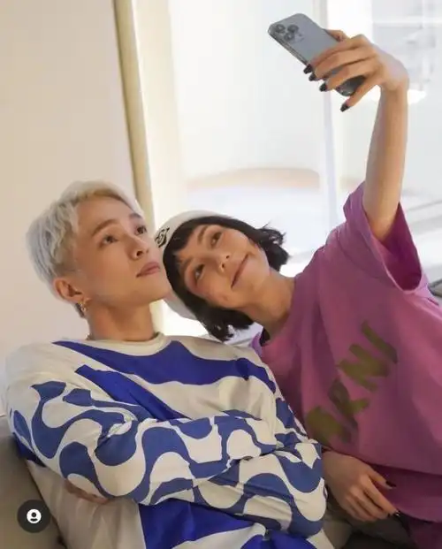 邓紫棋与男友四目相对罕见秀恩爱晒mv花絮照