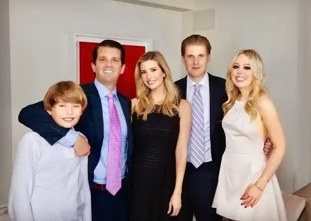 特朗普第二任妻子晒与女儿合影60岁性感妩媚与女儿美如姐妹花