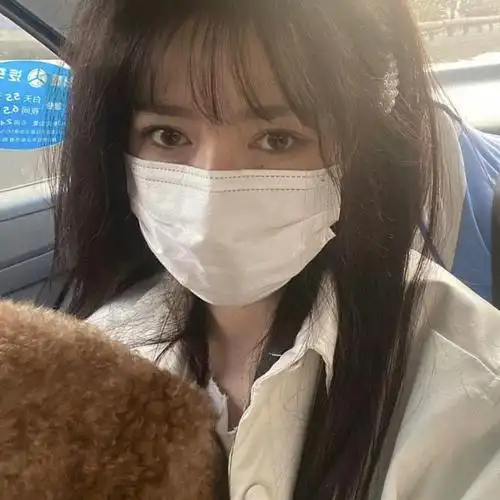 戴口罩的女生头像
