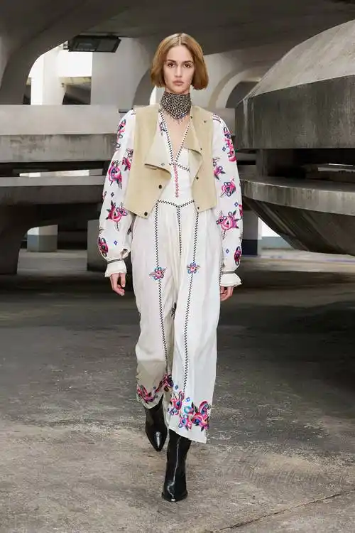 isabel marant2021秋冬高级成衣发布秀_2021paris,巴黎时装周图片_t台