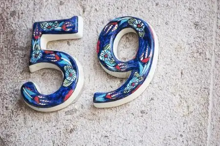 有担保的门它说门数字59刺向指已提到的人墙.墙描画的乳霜关口照片