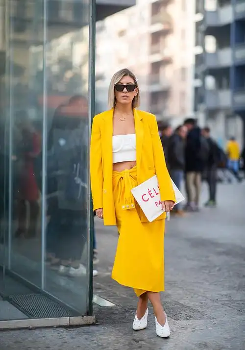 黄色西装内搭什么颜色(配白色清爽,配红色很时尚)