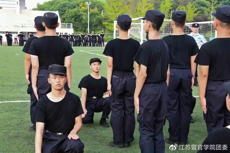 更是教会你坚持,军训是大学生活的开始,你能坚持这一秒就能坚持下一秒