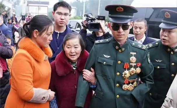 回顾排雷英雄杜富国:失去两手两眼后,妻子不离不弃,今年添两喜