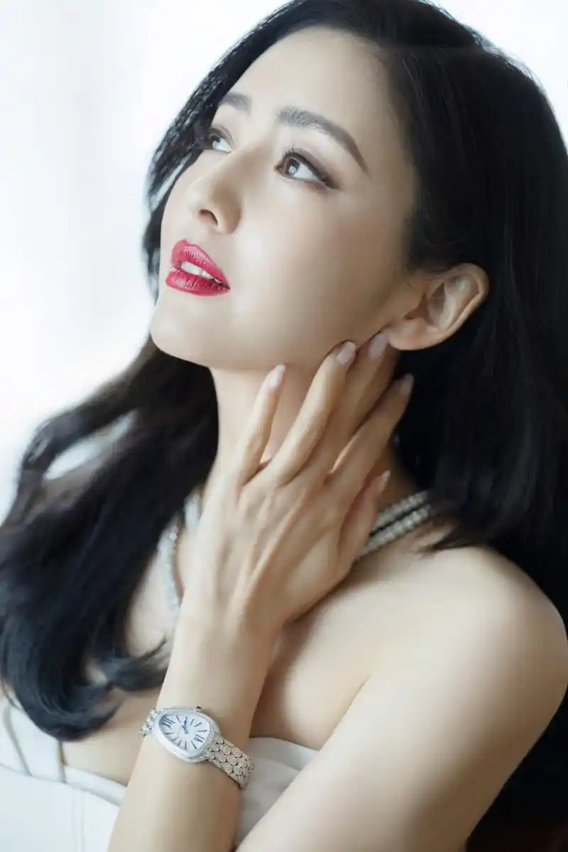 佟丽娅白色抹胸修身长裙造型优雅美丽#娱乐大赏# #非常有气质的女明星