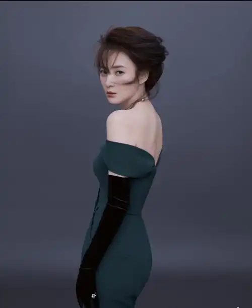 原创太美了45岁蒋勤勤婚纱写真美如画秀小蛮腰展露好身材