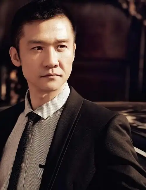 标配,不仅是典型的剧抛脸,还是名副其实的剧比人火,他就是演员黄志忠