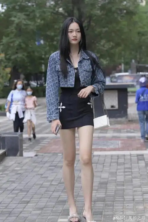 小外套搭配黑色半身裙,脚踩凉拖的高个子美女,腿真长!