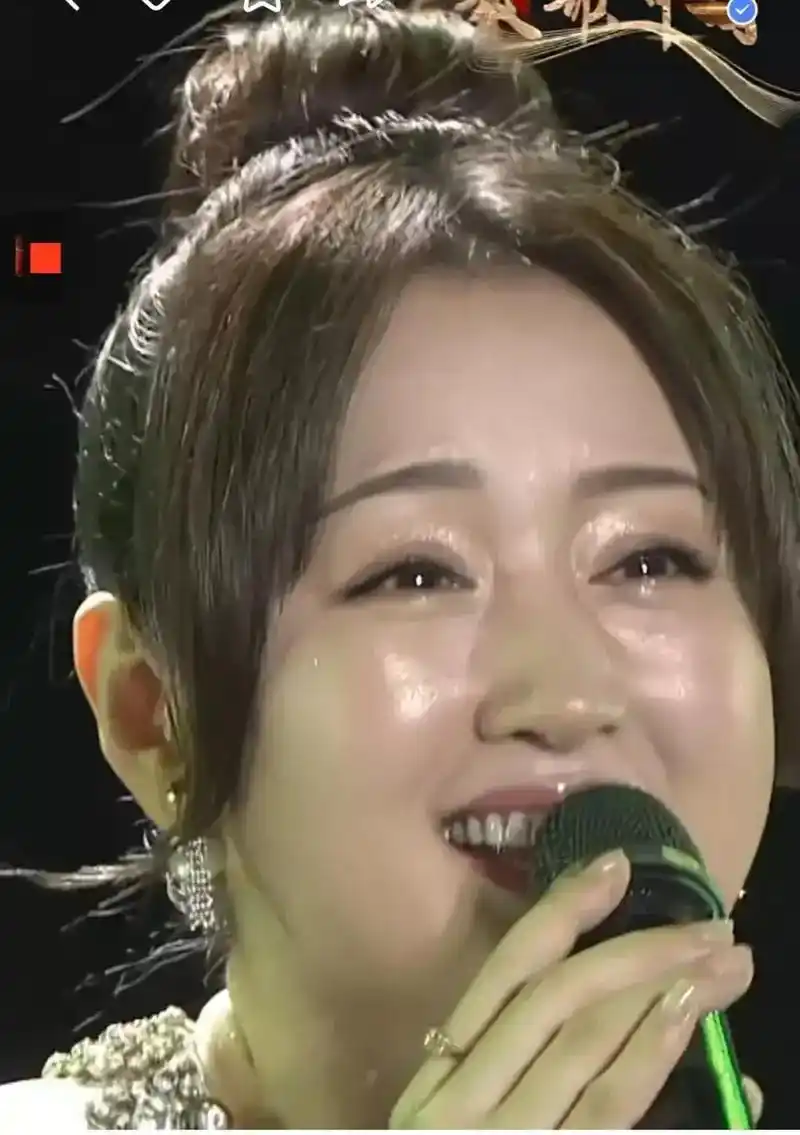 杨钰莹真的发福了,满脸的胶原蛋白,这次她扎了一个丸子头,脸更显圆,比