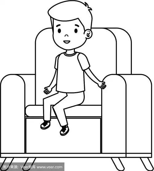 小男孩性格坐在沙发上