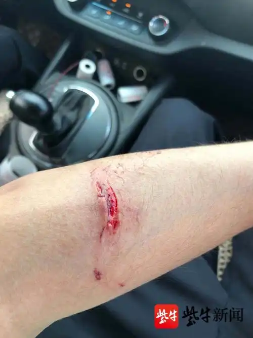 【视频】司机遇事故被困车内,民警徒手掰窗救人!