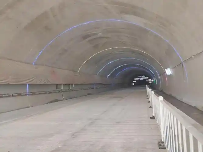 巴平高速公路首座长隧道全幅贯通