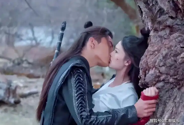 《狼殿下》李沁嘴被王大陆亲到变形,男二肖战也太惨了吧!