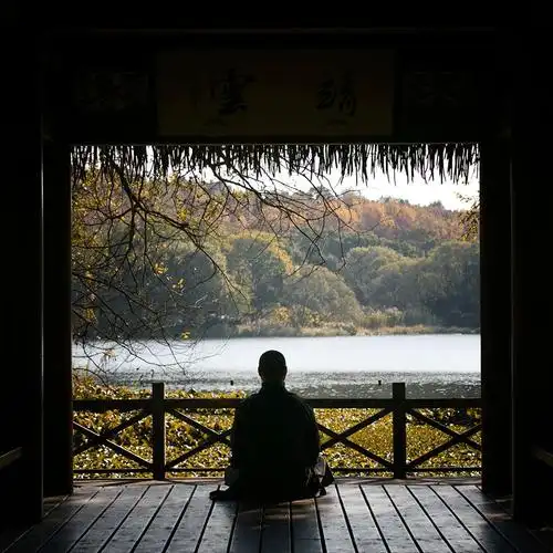 96年小伙未成年就出家,还当上了和尚摄影师:我没看破红尘,只是缘深