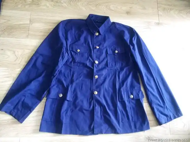 一件上世纪七十年代的铁路制服上衣