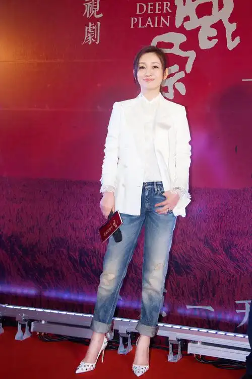 秦海璐出席新剧点映会 干练西装英气十足