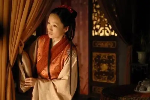 新红楼梦里饰演花袭人李艳的一张剧照.