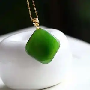 天然新疆和田碧玉菱形无事牌吊坠18k金镶嵌阳绿方形锁骨链项链女
