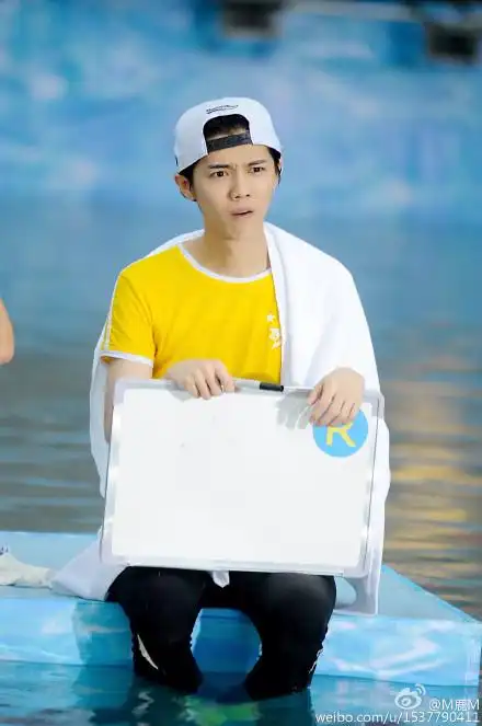 鹿晗发照反驳谁说我是傻狍子明明是鹿机智图