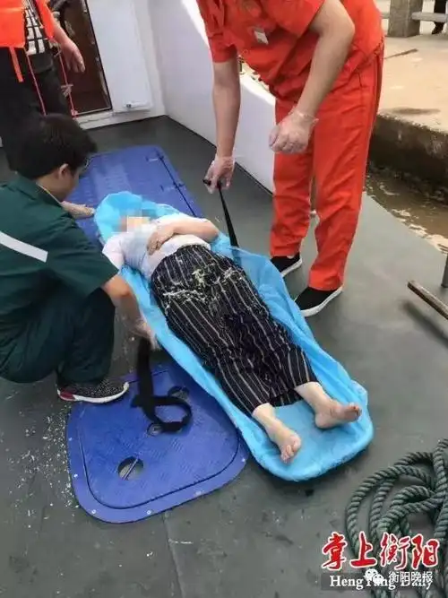 溺水者被紧急送往医院救治