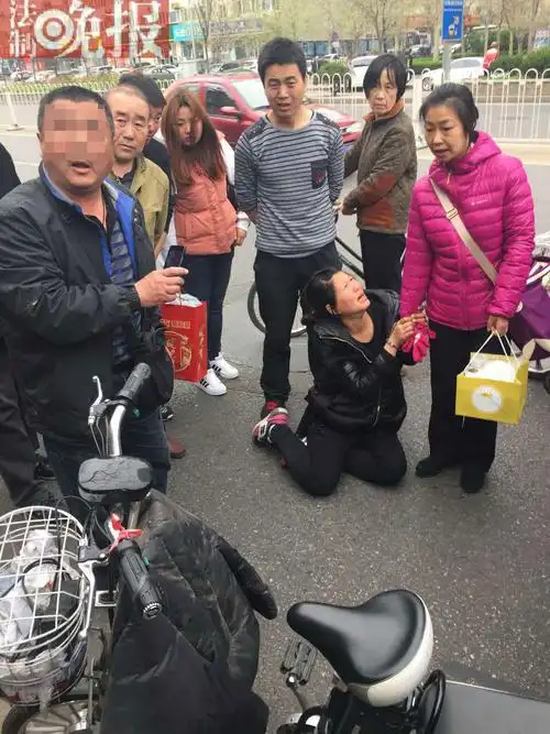 女贼偷车被抓现行后躺地不起