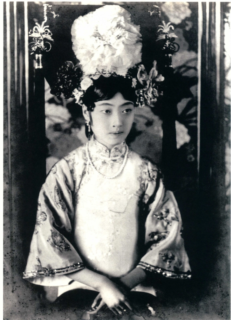 末代皇后婉容:17岁风光大嫁,历经24年无性婚姻,41岁孤独死去