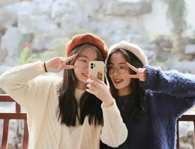 闺蜜2人合照创意姿势照片 甜美可爱合照图片大全_布阁拉