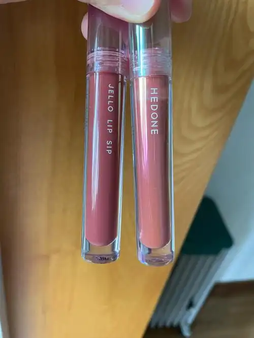 片刻软语 标准雀跃这牌子的唇釉更应该叫唇蜜,有薄荷奶糖的味道,一