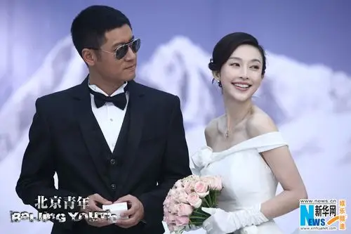 北京青年曝唯美雪山婚礼张俪任重寒风拥吻