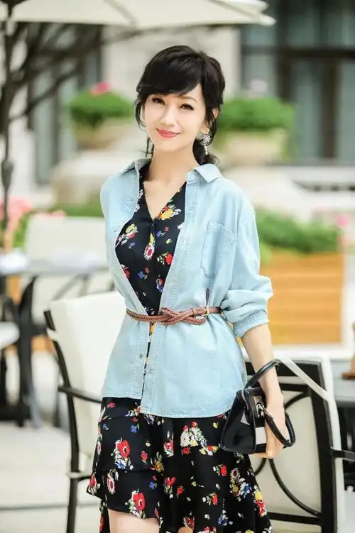 赵雅芝真是"少女感"奶奶:穿收腰裙,扎马尾辫,哪像快70岁的人|发型