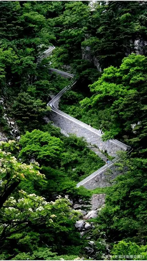 尧山,地处伏牛山东段,河南省平顶山市鲁山县西部.