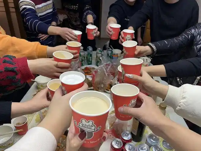 气氛非常和谐,定期组织比赛 不正经的喝酒局丰富多彩,轰趴,ktv,聚餐