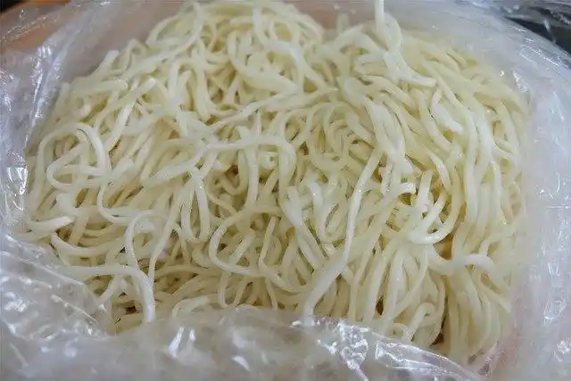 五块钱买了点熟面条回来炒出两大盘,婆婆说我做的比外面买的好吃